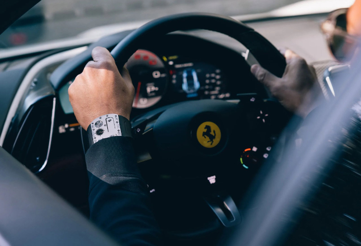 Chiếc đồng hồ cơ mỏng nhất thế giới từ Ferrari, giá 42 tỷ đồng - 1