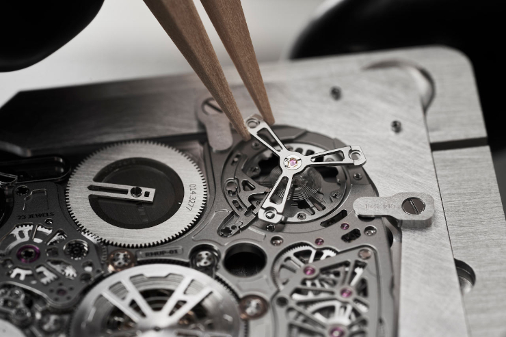 Chiếc đồng hồ cơ mỏng nhất thế giới từ Ferrari, giá 42 tỷ đồng - 7