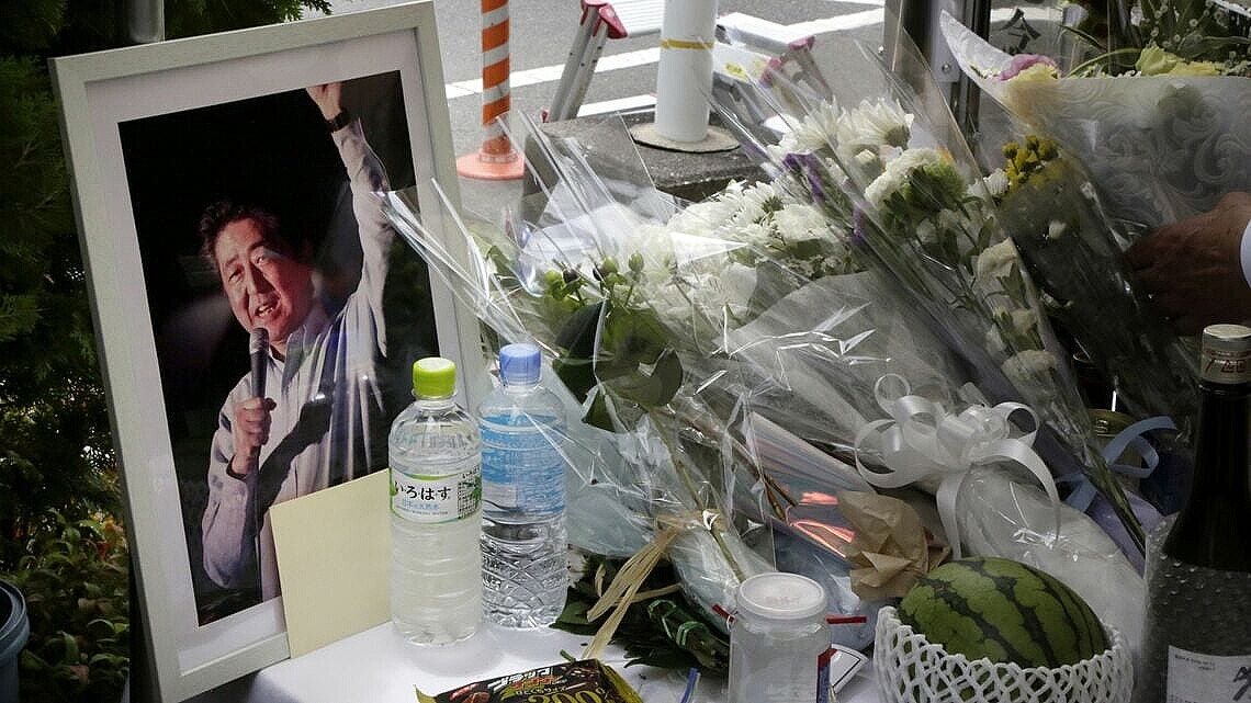 Người dân để lại hoa ở nơi ông Abe bị sát hại (ảnh: Reuters)