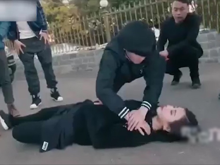 Clip hài hước - Màn cứu người khó đỡ của chàng trai khiến bao người ngỡ ngàng