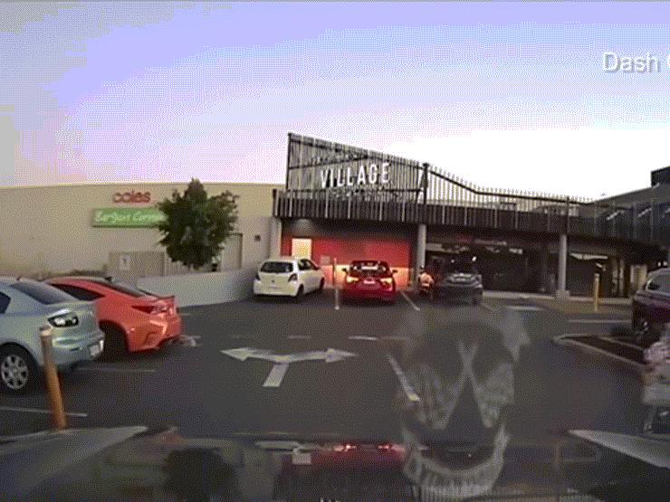 Phi thường - kỳ quặc - Video: Hoảng hồn cảnh em bé ngồi xe đẩy siêu thị, lao như tên bắn