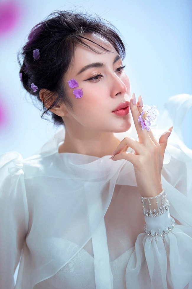 Đa phần trang phục của cô mặc biểu diễn đều ngắn, bó sát và cắt xẻ táo bạo.

