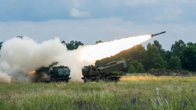Pháo phản lực HIMARS cùng loại Mỹ chuyển giao cho Ukraine. Ảnh: Getty Images
