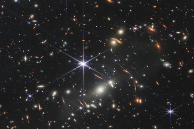 Hình ảnh "bình minh vũ trụ" đầu tiên của James Webb - Ảnh: NASA