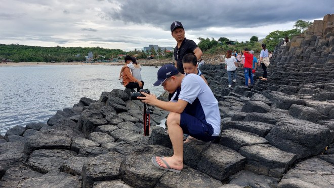 Mùa hè - Du khách chen nhau chụp hình bãi đá cổ triệu năm - 3