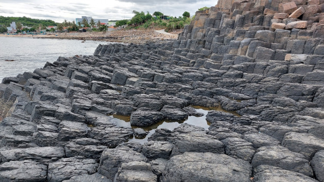 Mùa hè - Du khách chen nhau chụp hình bãi đá cổ triệu năm - 4