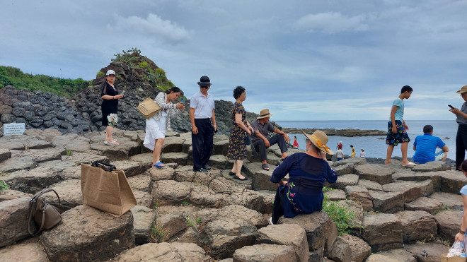Mùa hè - Du khách chen nhau chụp hình bãi đá cổ triệu năm - 6