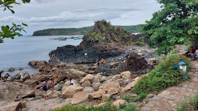 Mùa hè - Du khách chen nhau chụp hình bãi đá cổ triệu năm - 8
