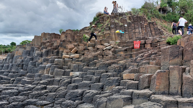 Mùa hè - Du khách chen nhau chụp hình bãi đá cổ triệu năm - 9