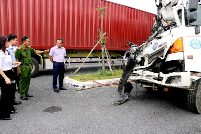Ông Khuất Việt Hùng tại hiện trường vụ tai nạn giao thông làm 3 người chết ở Khánh Hòa. Ảnh: QN