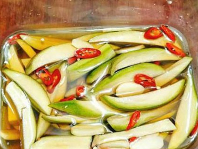 Ẩm thực - Chinh phục cả nhà món xoài ngâm mắm ớt chua cay vạn người mê này