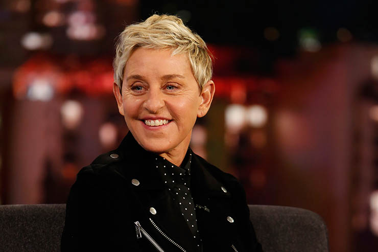 1. Ellen DeGeneres

Ellen là một trong những diễn viên hài và người dẫn chương trình thành công nhất trong lịch sử Hollywood. Cô từng đăng ký vào Đại học New Orleans nhưng bỏ học chỉ sau 1 học kỳ. Cô đã làm những công việc lặt vặt từ thợ sơn, nhân viên bán hàng cho tới khi nhận được một vai diễn bước ngoặt trong chương trình Johnny Carson's Tonight Show.
