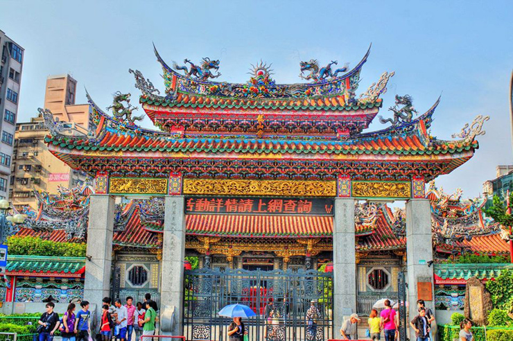 Chùa Long Sơn: Ngôi chùa được xây dựng vào năm 1738, hiện là di tích quốc gia và là một địa điểm du lịch hấp dẫn. Bước vào cổng chùa, bạn sẽ gặp ngay Thác nước Tĩnh lặng và Ao sen. Ngôi đền thờ hỗn hợp Phật giáo, Đạo giáo và các vị thần như Mazu và chủ yếu được chia thành 3 sảnh.
