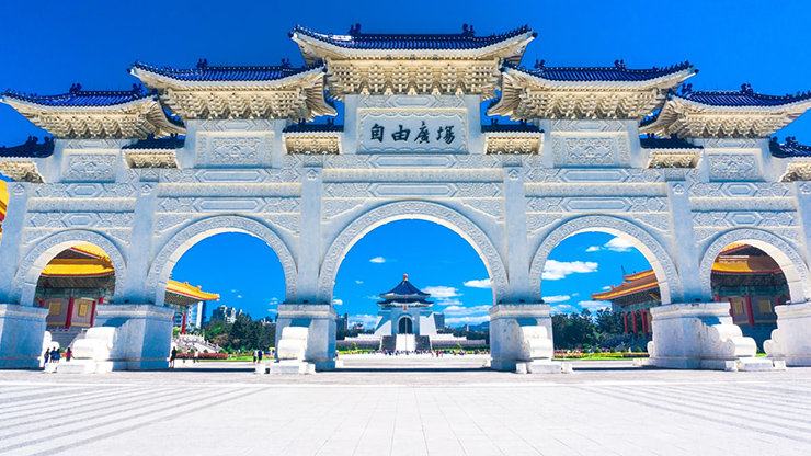 Đài tưởng niệm Tưởng Giới Thạch được xây dựng năm 1976, khánh thành năm 1980. Khu vực nằm trong khuôn viên của Quảng trường Trung Chính bao gồm Nhà hát và Hòa nhạc Quốc gia và Nhà tưởng niệm. Ngoài ra còn có một lễ đổi gác rất độc đáo hàng giờ.
