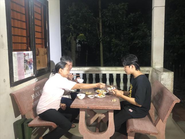 Bữa cơm đạm bạc nhưng đầm ấm của gia đình bà Ánh Phương ngay trong rừng cao su