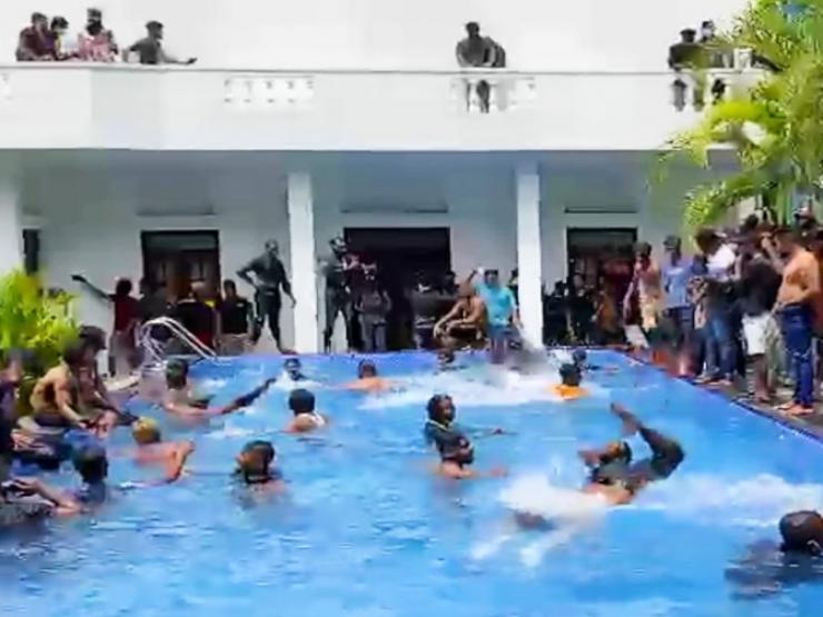 Sri Lanka: Dân nhảy xuống hồ bơi, ngồi ”họp nội các” trong dinh Tổng thống