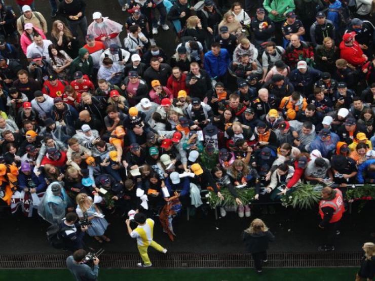 Thể thao - Sốc nữ khán giả bị gã đàn ông "tốc váy" ở giải đua xe F1 vì cổ vũ Hamilton