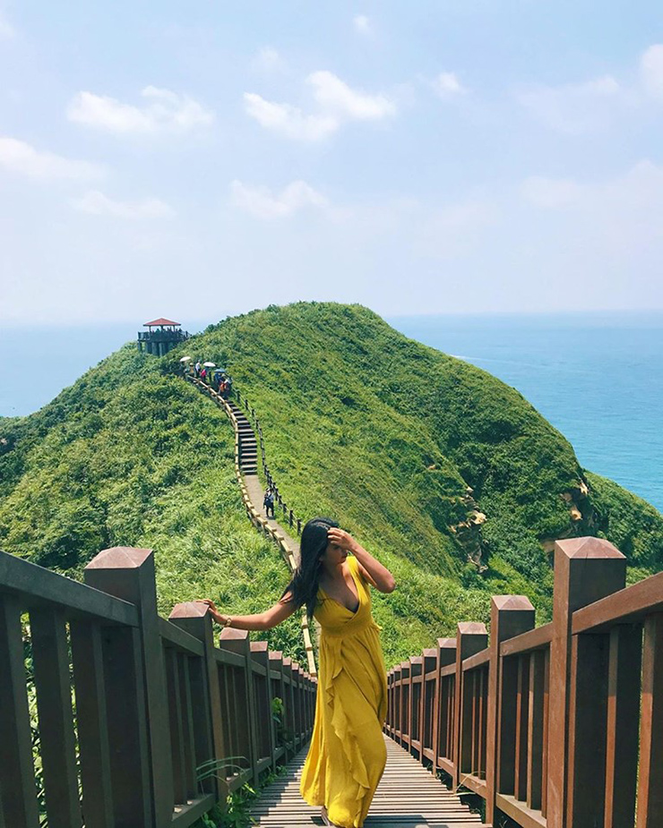 Mũi Bitou: Những ngọn đồi cỏ xanh mướt với con đường được xây bằng những thanh ray gỗ chạy qua tạo nên khung cảnh yên bình và thơ mộng. Đường không dốc nên không khó đi nhưng du khách sẽ mất nhiều thời gian ở đây vì… đẹp quá và bạn phải chụp hình liên tục.&nbsp;
