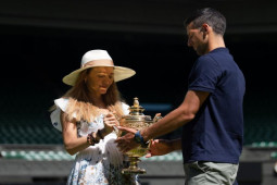 Djokovic đem cúp Wimbledon về tặng vợ, Fognini phải đính chính vì Nadal (Tennis 24/7)