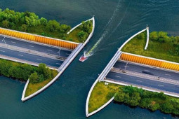 Du lịch - Cây cầu kỳ lạ khi vừa là đường hầm cho xe, vừa là đường thủy cho tàu qua lại