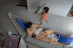 Bạn trẻ - Cuộc sống - Thấy mẹ nằm võng ru em ngủ, bé gái có hành động khiến dân tình khen hết lời