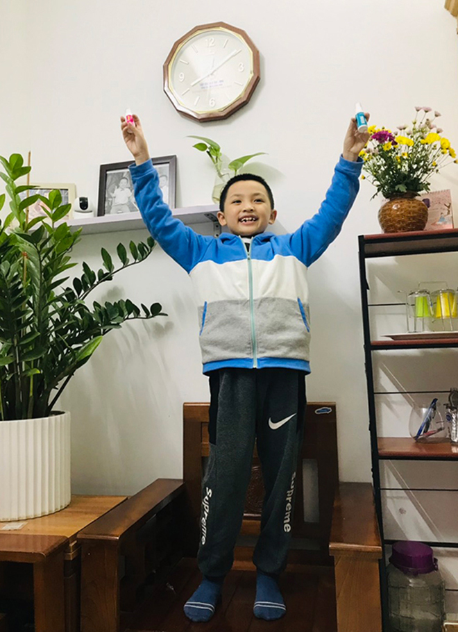 Dương Tuấn Minh (sinh năm 2014) cũng từng thấp còi, hay ốm vặt nhưng hiện cao nhất lớp và cao nhất khối 2 của trường