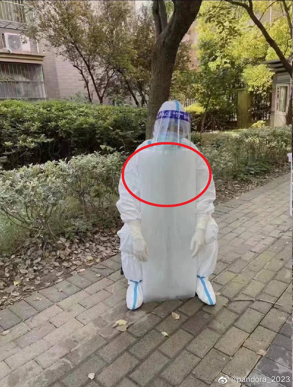 Một nhân viên y tế ôm đá ngồi trên vỉa hè trong ngày nắng nóng ở Trung Quốc. Ảnh: Pandora_2023