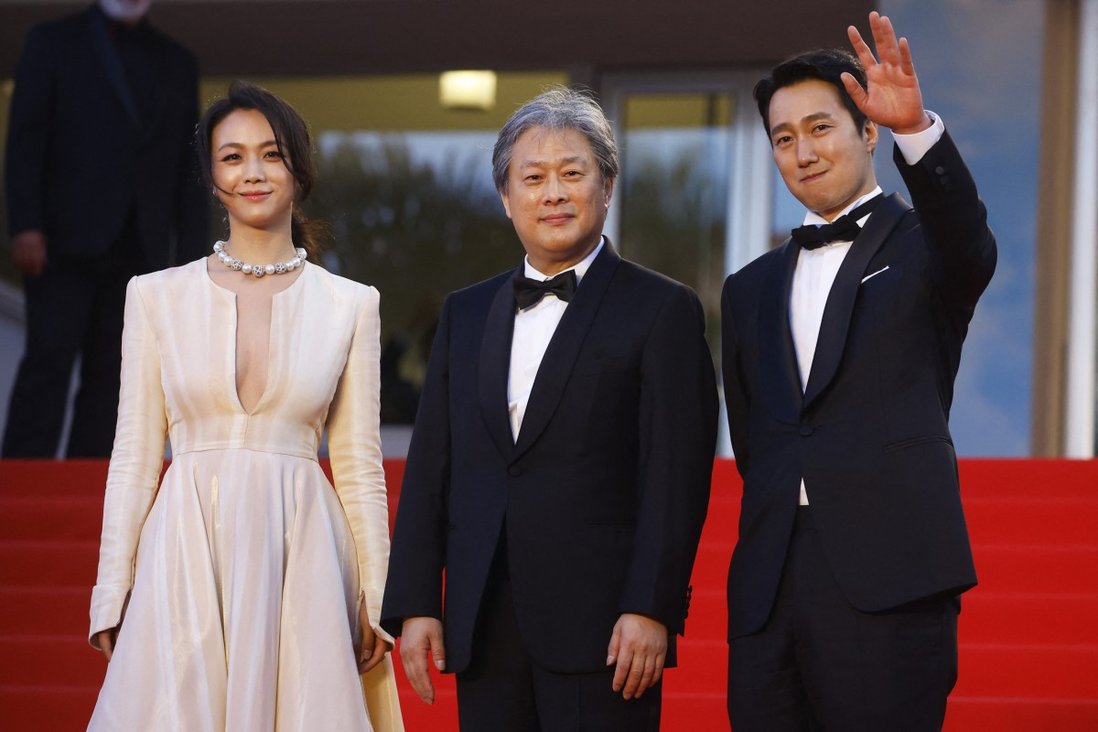 Đạo diễn Park Chan Wook (giữa) và hai diễn viên chính ra mắt tại LHP Cannes 2022