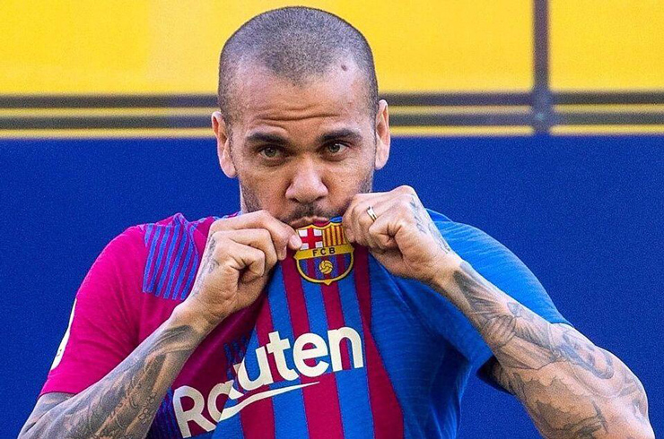 Alves trở lại Barca vào đầu năm 2022 theo bản hợp đồng kéo dài 6 tháng