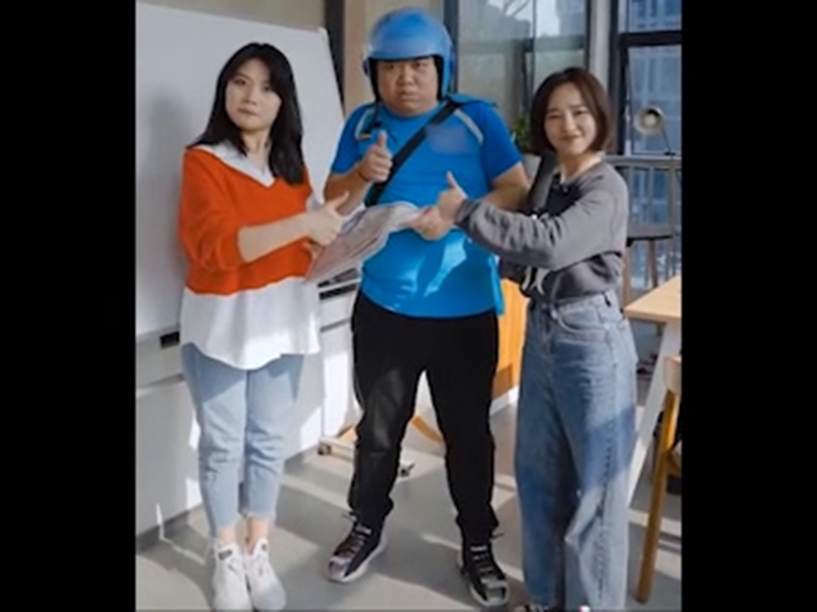 Clip hài hước - Anh chàng shipper với những may mắn bất ngờ ập đến liên tiếp