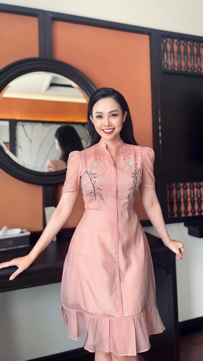 Là một MC chuyên nghiệp, mỗi khi lên sóng, Thùy Linh ăn mặc rất chỉn chu. Ngoài đời, bà xã Đức Hiếu có phong cách thanh lịch, trẻ trung.
