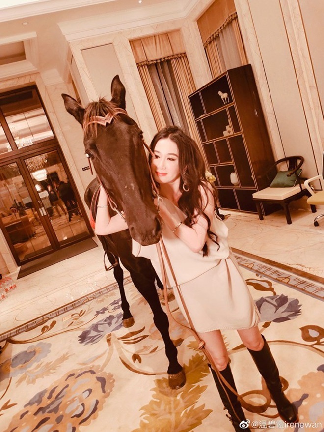 Phòng khách trong biệt thự được Ôn Bích Hà thiết kế tối giản, toát lên sự sang trọng, xa hoa của chủ nhân.