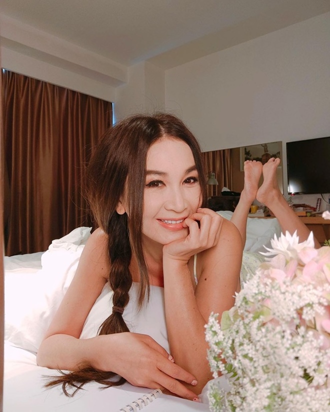 Phòng ngủ của nữ diễn viên và ông xã được bài trí đơn giản, không cầu kỳ. 