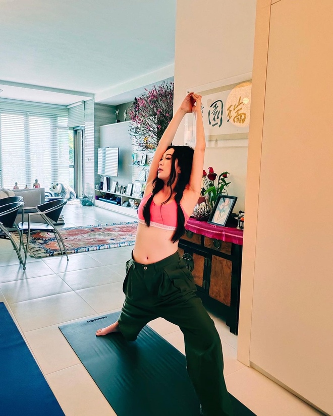 Ôn Bích Hà thường xuyên tập yoga, thể dục nhịp điệu ngay tại phòng khách.
