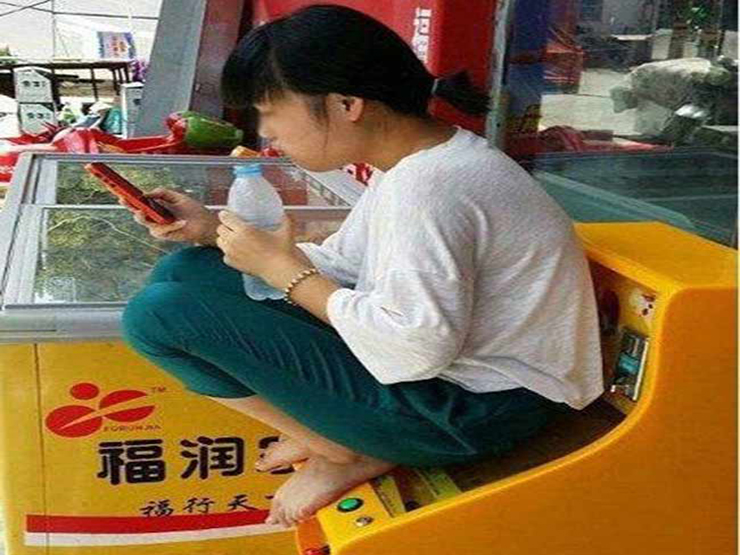 Tranh vui - Những hành động khó tin của các chị em khiến nhiều người ngã ngửa