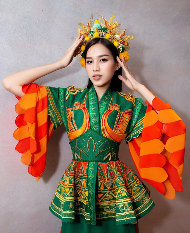 Đỗ Thị Hà từng chọn bộ trang phục “Nhụy Kiều Tướng Quân - Bà Triệu” cho phần thi Dance of the World tại Miss World 2021.
