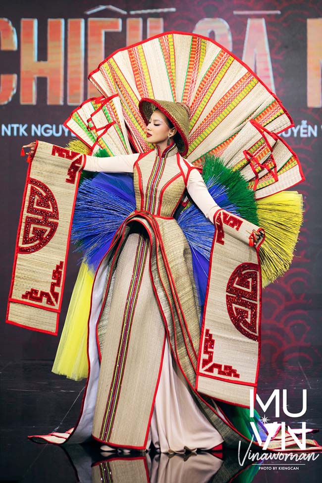 Trang phục với tên gọi "Chiếu Cà Mau" của nhà thiết kế Nguyễn Quốc Việt vượt qua các đối thủ để đồng hành với Hoa hậu Hoàn vũ Việt Nam 2022 tranh tài tại Hoa hậu Hoàn vũ thế giới 2022.
