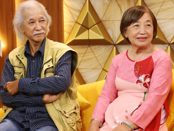 Giải trí - Vợ chồng U80 đi phượt bằng xe đạp khắp 4 nước khiến sao Việt rơi nước mắt