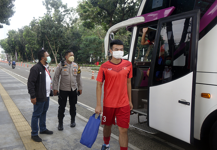 Cảnh sát bảo vệ U19 Việt Nam đi tập luyện ở Indonesia. Ảnh: Hồng Anh