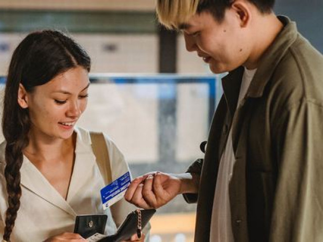 Bạn trẻ - Cuộc sống - Chồng không chịu đưa tiền cho vợ giữ nhưng khi mẹ chồng vừa tiết lộ một bí mật liền vội giao thẻ lương