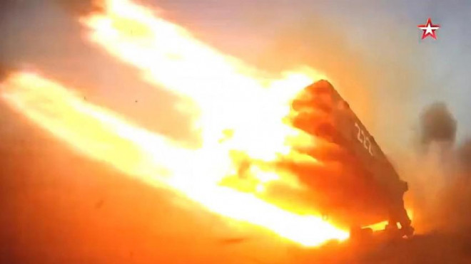 Pháo phản lực TOS-1 của Nga khai hỏa. Ảnh: YouTube Screenshot