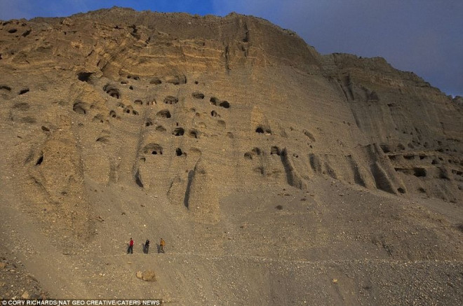 Khám phá hàng ngàn hang động bí ẩn như tổ mối khổng lồ trên dãy Himalaya - 5