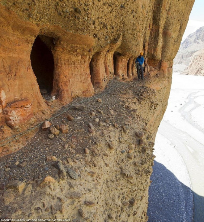 Khám phá hàng ngàn hang động bí ẩn như tổ mối khổng lồ trên dãy Himalaya - 4