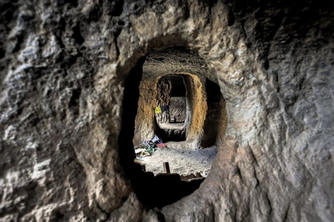 Khám phá hàng ngàn hang động bí ẩn như tổ mối khổng lồ trên dãy Himalaya - 6