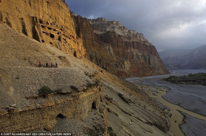 Khám phá hàng ngàn hang động bí ẩn như tổ mối khổng lồ trên dãy Himalaya - 9
