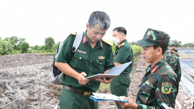 Đến chiều 10/7, nhận được tin báo của người dân, Ban CHQS thị xã tổ chức lực lượng phối hợp với Ban CHQS phường 1, khóm đội trưởng xuống nhà ông Chăm để khảo sát nắm tình hình sơ bộ.