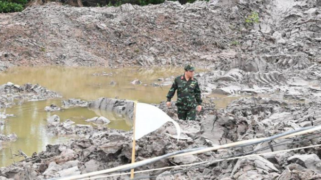 Sau đó ông Chăm mướn máy Kobe múc đất lên thì phát hiện một số vật dụng liên quan đến chiếc máy bay còn sót lại trong chiến tranh trên thửa đất số 344, tờ bản đồ số 7, tọa độ 106,652506 - 10.802014.