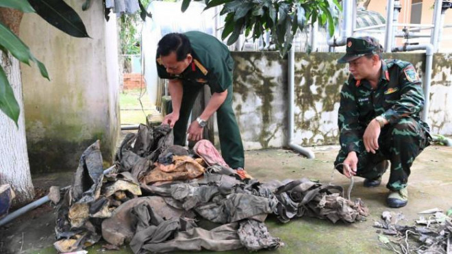 Trước đó, trong ngày 12/7, Bộ CHQS tỉnh Trà Vinh đã phối hợp cùng đoàn khảo sát của Bộ Tham mưu Quân khu 9, gồm: Phòng Công binh, Phòng Tác chiến, Hóa học, Bảo vệ An ninh Quân khu đã khảo sát khu vực phát hiện các vật thể xác máy bay, dù phi công, cùng một số vật liệu khác trên phần đất của ông Chăm.