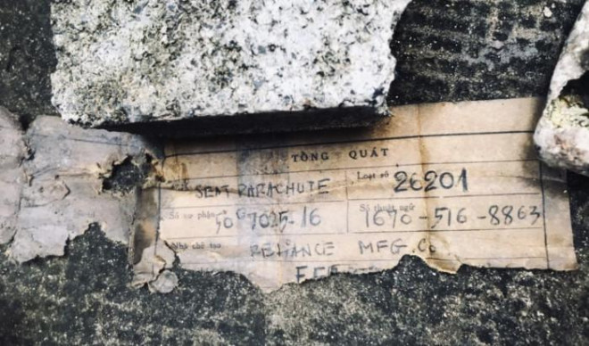 Đến sáng hôm sau, lực lượng chức năng đã lập biên bản với gia đình ông Chăm một số vật dụng liên quan đến chiếc máy bay có các ký hiệu như: SEATPARACHITE, loại số 26201, số cơ phận 50 7025 - 16, số thuật ngữ 1670 - 516 - 8863, nhà chế tạo CELANCE MFG, một số giấy khác và 1 vật nghi là xương người.