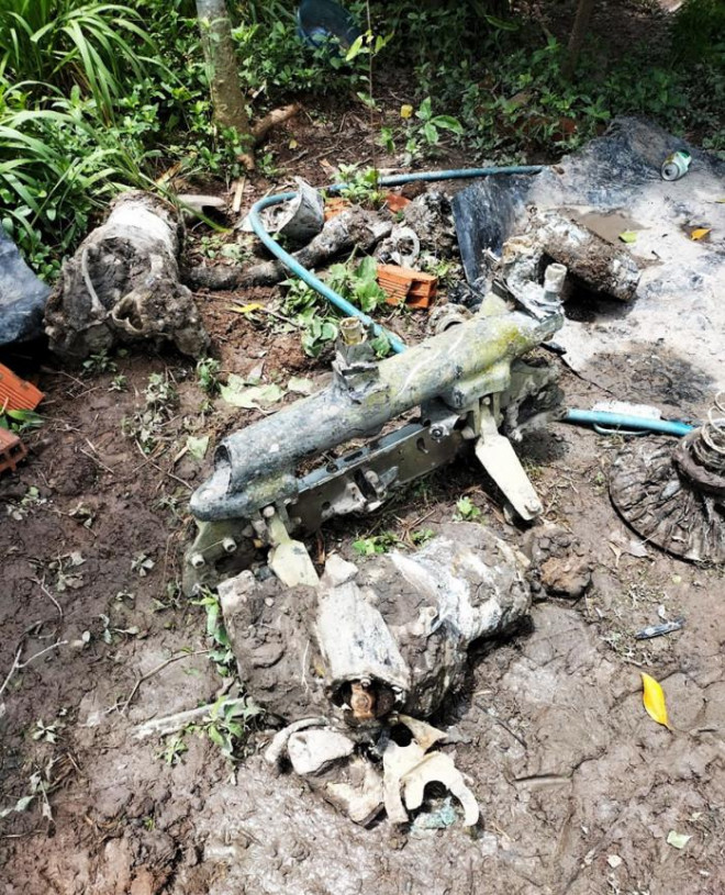 Ngoài ra, lực lượng công binh dùng máy rà soát và phát hiện tín hiệu dày đặc tại khu vực đã phát hiện trước đó, nhưng do địa hình sình lầy, trời mưa nên không thể tiến hành tìm kiếm thêm vật liệu…